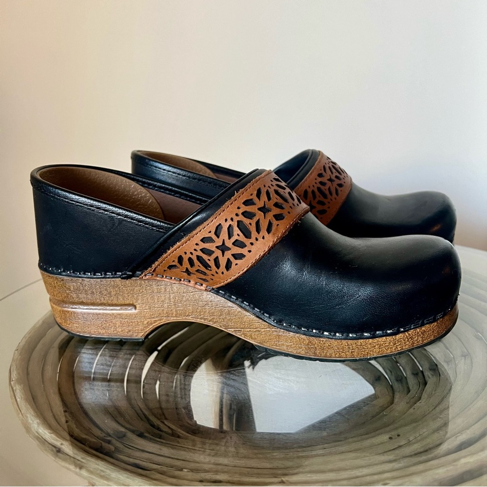 Dansko Women's Pavan Closed-Back Leather Clogs Tan and Black EU 40 / US 9